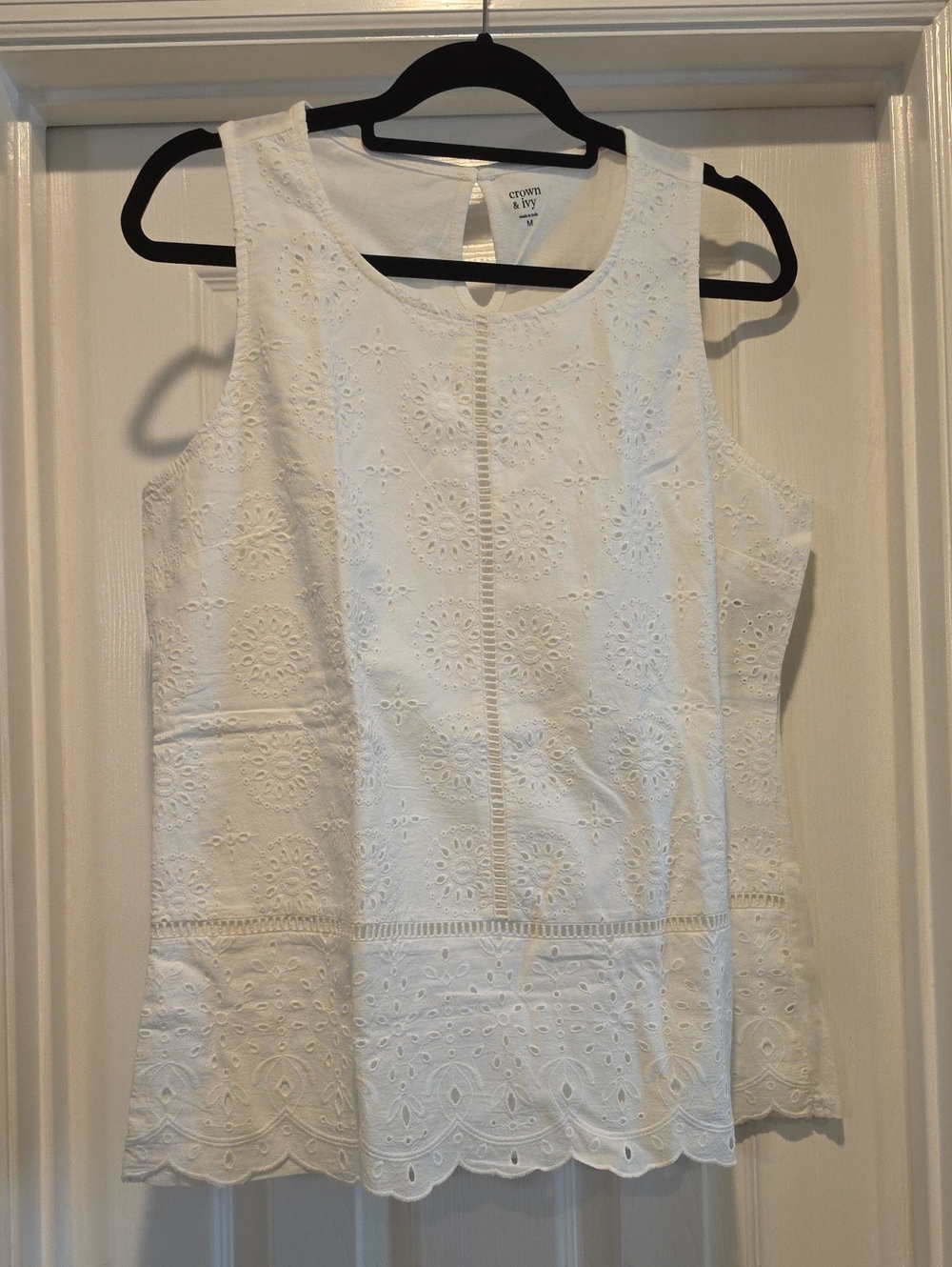 NWT-Crown & ivy White Embroidered Eyelet Tank Size Medium